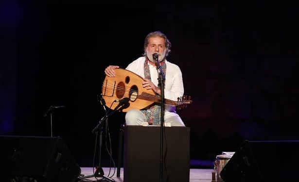 Tunisie : Marcel Khalifa chante pour les martyrs tunisiens à Carthage