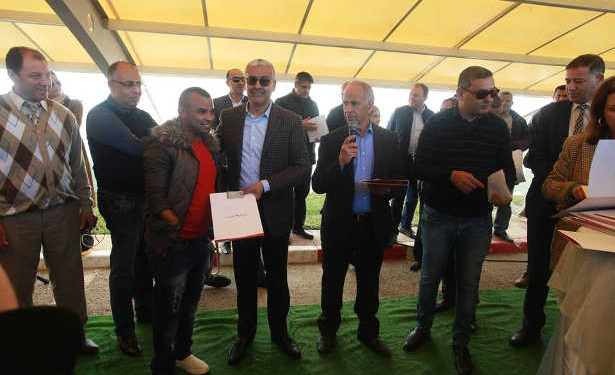 Tunisie : Le Groupe Zouari fait don d’une cinquante de tricycles Mahindra