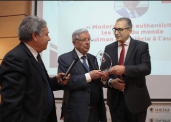 Tunisie : Jean Pierre Chevènement  donne une conférence sur le thème « Modernité et authenticité : les défis du monde musulman d’un siècle à l’autre »