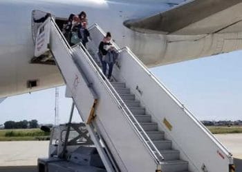 Tunisie : l&rsquo;ambassadeur des États-Unis en Tunisie Donald Blome remercie tous les travailleurs de l&rsquo;aéroport de Tunis-Carthage d&rsquo;avoir facilité l&rsquo;arrivée du vol charter du gouvernement américain, qui transporte 98 étudiants tunisiens