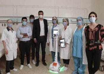 Tunisie-COVID-19:  Le robot Zourni par Orange Tunisie  déployé à l’hôpital Abderrahman Mami pour rapprocher les malades de leurs familles