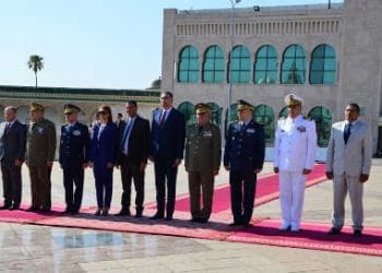 Tunisie :  lever du drapeau sur la place de la Kasbah, à l’occasion du  64e anniversaire de la création de l&rsquo;armée nationale