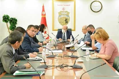 Tunisie : le ministre de l’Industrie et des Petites et Moyennes Entreprises supervise une séance de travail pour suivre l’état de la zone industrielle d’Enfidha