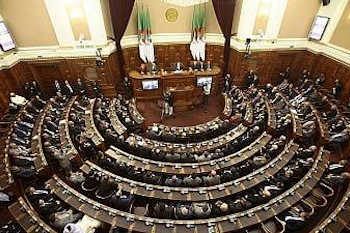 Algérie : le Parlement adopte le projet d&rsquo;amendement de la Constitution