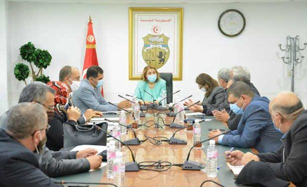 Tunisie : La ministre de l’Industrie, de l’Énergie et des Mines affirme la volonté du gouvernement de préserver la viabilité de la société Tunisienne de Sidérurgie « El Fouladh »