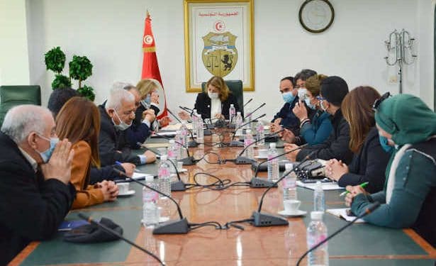 Tunisie : La ministre de l’Industrie, de l’Énergie et des Mines, Mme Salwa Saghaier apprécie le rôle des centres d’affaires dans l’information des initiateurs des projets renouvelés