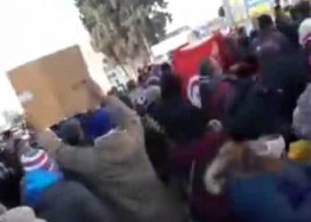 Tunisie : les manifestants se dirigent vers le parlement