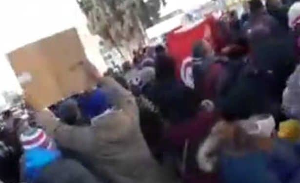 Tunisie  : les manifestants se dirigent vers le parlement