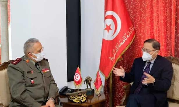 Tunisie : L’ Ambassadeur de Chine en Tunisie, S.E.M Zhang Jianguo, rencontre Mustapha Ferjani, Directeur Général de la Santé Militaire