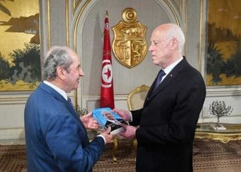 Tunisie : Le chef de l’Etat Kais Saied reçoit  des mains de Mohamed Ennaceur  un exemplaire de son livre tout juste publié «Deux Républiques, une Tunisie »