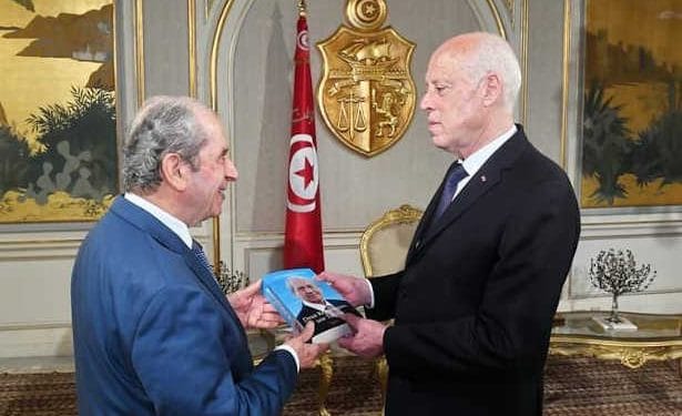 Tunisie : Le chef de l’Etat Kais Saied reçoit  des mains de Mohamed Ennaceur  un exemplaire de son livre tout juste publié «Deux Républiques, une Tunisie »