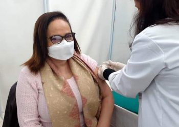 Tunisie : La porte-parole du ministère de la Santé et directrice de l’Observatoire nationale des maladies nouvelles et émergentes , Nissaf Ben Alaya, reçoit sa première dose du vaccin Pfizer