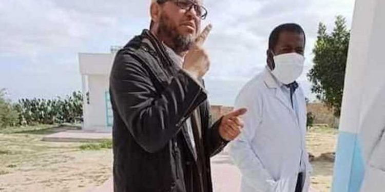 Tunisie : Le ministère de l’Éducation ordonne l’ouverture d’une enquête pour l’affaire de la tenue d’un instituteur