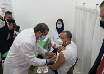 Tunisie : Le chef  du gouvernement  Hichem Mechichi prend la première dose du  vaccin covid-19