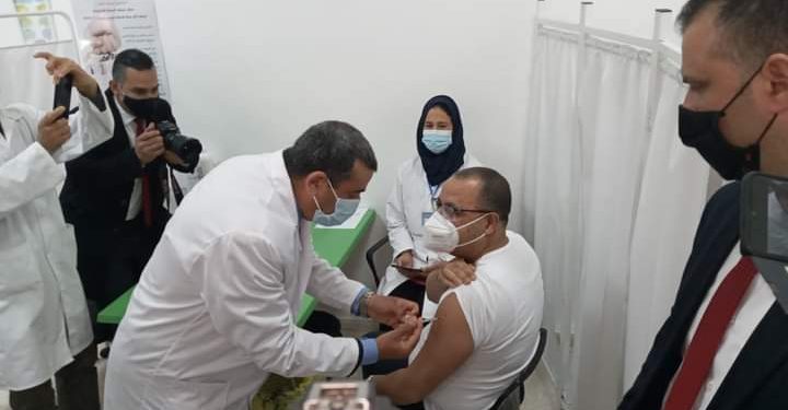 Tunisie : Le chef  du gouvernement  Hichem Mechichi prend la première dose du  vaccin covid-19
