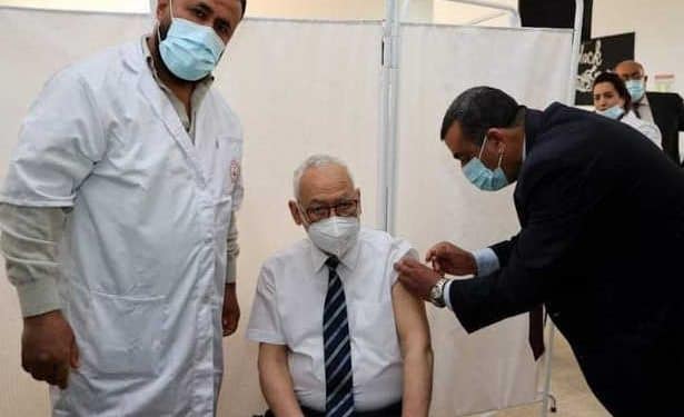 Tunisie : Le chef d’Ennahdha et président du Parlement Rached Ghannouchi reçoit la première dose du vaccin chinois Sinovac contre le Covid-19.