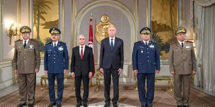 Tunisie : le président de la République promeut quatre officiers généraux à l’occasion du 65ème anniversaire de l’armée nationale