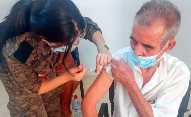 Tunisie :  Les équipes sanitaires militaires ont réussi à vacciner plus de 13 000 personnes en une journée dans 5 gouvernorats