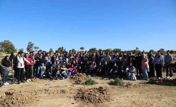 Tunisie : L’Université Centrale lance l’opération « plantons des arbres : Un étudiant = un arbre ».