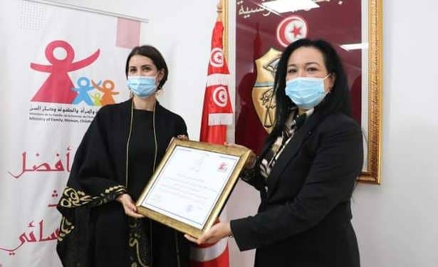 Tunisie : Le prix de la meilleure recherche scientifique féminine, pour l’année 2021 décerné à la professeure de neurologie, Dr Iman Kacem Nhili