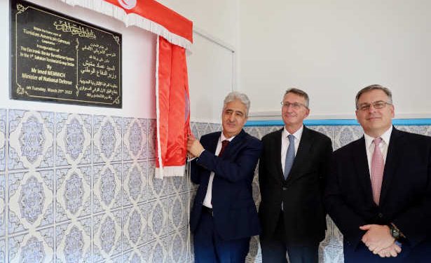 Tunisie : Le ministre de la Défense nationale inaugure la deuxième phase du dispositif de contrôle électronique des frontières sud-est de la Tunisie