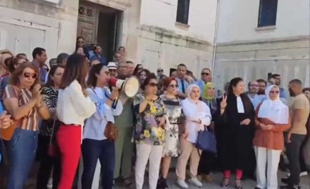 Tunisie :Des Magistrats et militantes de la société civile manifestent contre la décision du chef de l&rsquo;Etat concernant  la révocation de plusieurs magistrats sans possibilité de recours