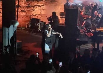 Tunisie :  la « Diva de la chanson arabe », Yosra mahnouch chante pour la célébration du 66ème anniversaire de la création de l’armée nationale à Carthage