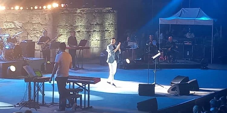 Tunisie : Le prince de la chanson arabe, Saber Rebai fait vibrer les gradins de Carthage