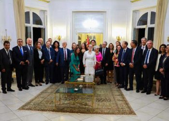 Tunisie : Le chef du gouvernement rencontre les élus franco-tunisiens à Paris et les encourage à soutenir l&rsquo;action gouvernementale