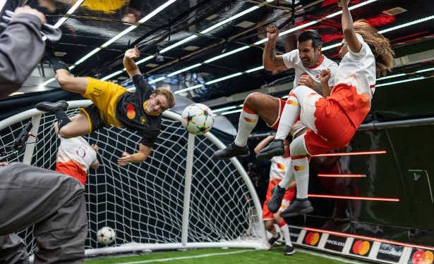 Mastercard consolide un héritage footballistique de plusieurs décennies grâce au LIVRE GUINNESS DES RECORDS™ avec Luis Figo