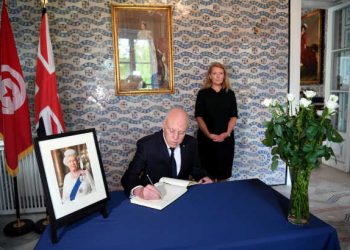 Tunisie : Le président de la République, Kaïs Saïed signe le registre de condoléance à la résidence du Royaume-Uni  au lendemain du décès de la reine Elizabeth II 