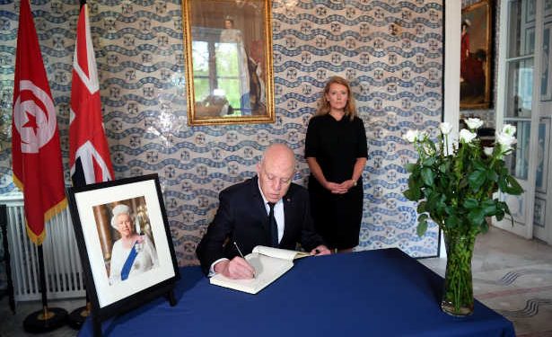 Tunisie : Le président de la République, Kaïs Saïed signe le registre de condoléance à la résidence du Royaume-Uni au lendemain du décès de la reine Elizabeth II