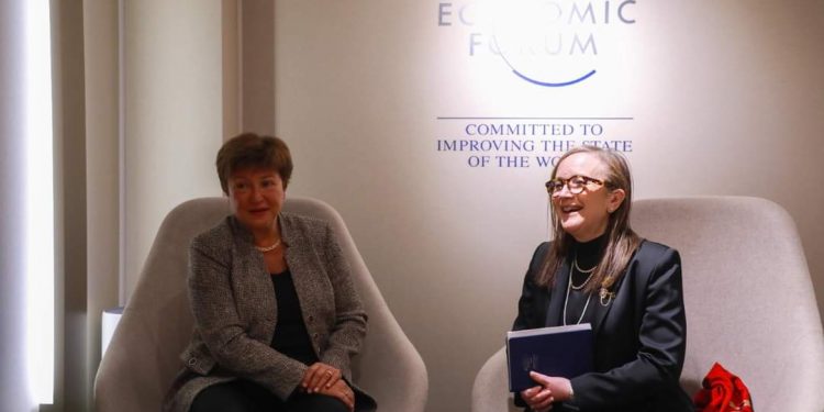 Tunisie : La cheffe du gouvernement, Najla Bouden rencontre la DG du FMI, Kristalina Georgieva à Davos