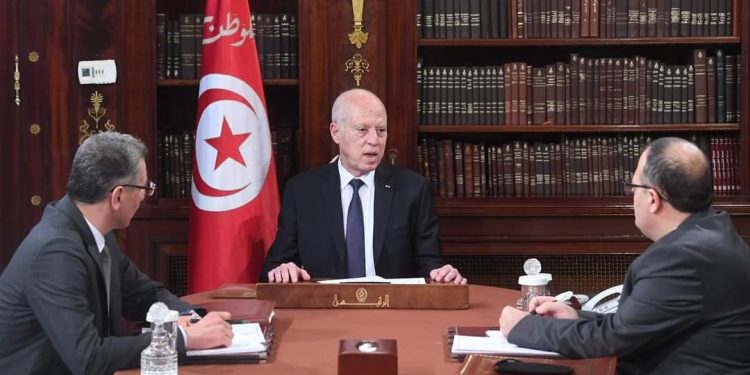 Tunisie : Le chef de l’état, kais Saied s’entretient avec le ministre de l’intérieur,Taoufik Charfeddine, et le directeur général de la sûreté nationale, Mourad Saïdane