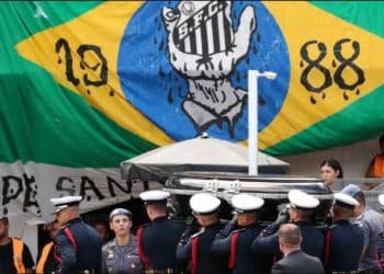 Funérailles de l’ancien footballeur brésilien Pelé : 230 000 personnes se sont recueillies à Santos pour le passage du cercueil