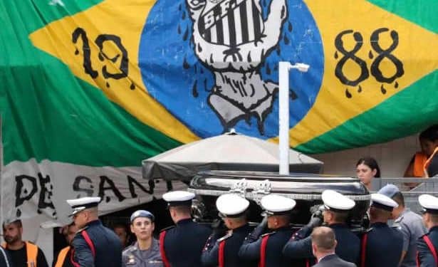 Funérailles de l’ancien footballeur brésilien Pelé : 230 000 personnes se sont recueillies à Santos pour le passage du cercueil