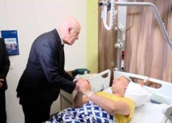 Tunisie :Le président de la République, Kaïs Saïed se rend au chevet d’un blessé de la révolution, alité à l’hôpital Foch à Paris