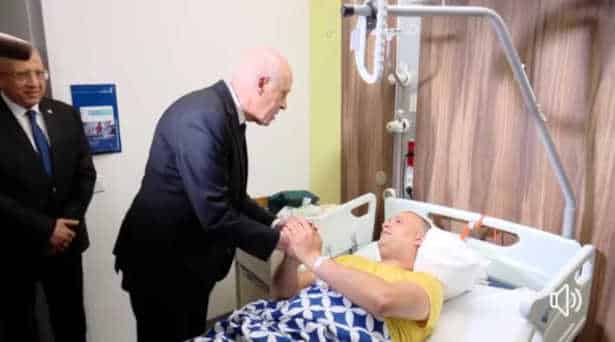 Tunisie :Le président de la République, Kaïs Saïed se rend au chevet d’un blessé de la révolution, alité à l’hôpital Foch à Paris