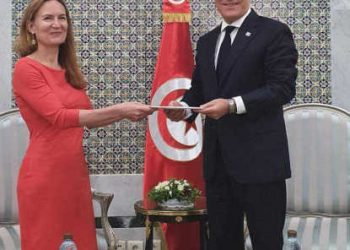 Tunisie : Anne Gueguen, la nouvelle ambassadrice de France en Tunisie remet une copie de ses lettres de créance à Nabil Ammar