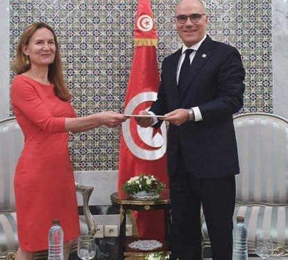 Tunisie : Anne Gueguen, la nouvelle ambassadrice de France en Tunisie remet une copie de ses lettres de créance à Nabil Ammar