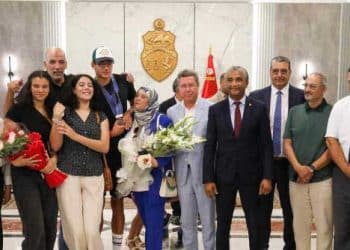 Tunisie : Arrivée du champion olympique tunisien Ahmed Ayoub Hafnaoui à l’aéroport Tunis Carthage
