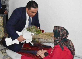 Tunisie : Le gouverneur de Ben Arous rend visite à une femme de 103 ans, à l&rsquo;occasion de la Journée internationale des personnes âgées