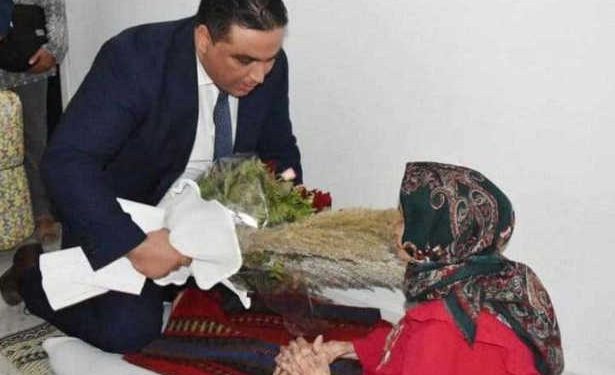 Tunisie : Le gouverneur de Ben Arous rend visite à une femme de 103 ans, à l&rsquo;occasion de la Journée internationale des personnes âgées