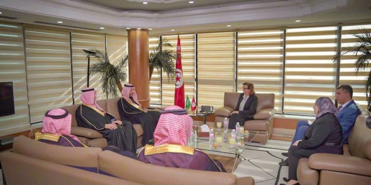 Tunisie : La cheffe de  cabinet du ministère de l’industrie ,  Ahlem Béji Sayeb reçoit le ministre saoudien de l’Industrie et des Ressources minérales