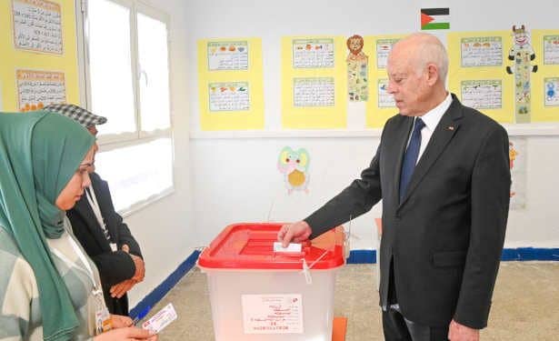 Tunisie : Le président de la République, Kais Saied et son épouse votent lors de l’élection des membres des conseils locaux