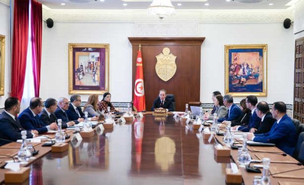 Tunisie : Le chef du gouvernement préside un conseil ministériel restreint, consacré à l’examen du projet d’extension de l’aéroport Tunis-Carthage