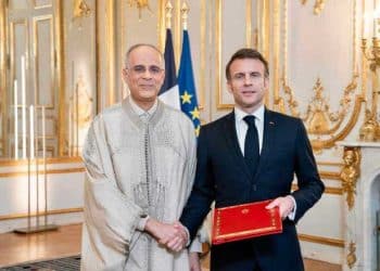 Tunisie : Dhia Khaled, l&rsquo;ambassadeur extraordinaire et plénipotentiaire de la République tunisienne en France, présente officiellement ses lettres de créances au président français, Emmanuel Macron