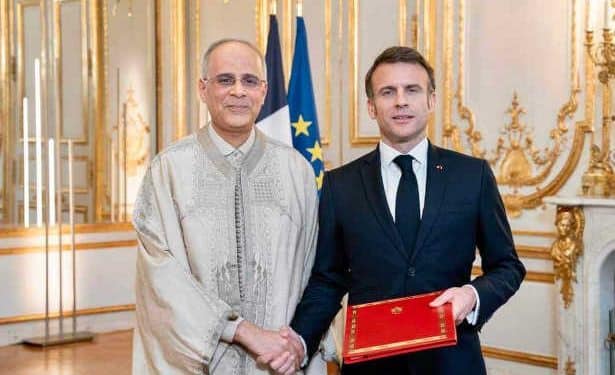 Tunisie : Dhia Khaled, l&rsquo;ambassadeur extraordinaire et plénipotentiaire de la République tunisienne en France, présente officiellement ses lettres de créances au président français, Emmanuel Macron