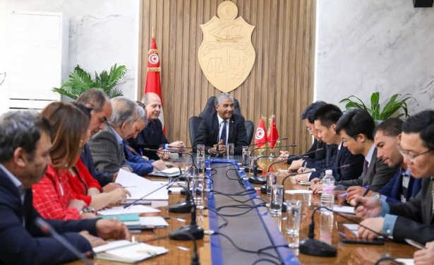 Tunisie : Une délégation chinoise présidée par la chargée de la gestion de l&rsquo;ambassade de la Chine en Tunisie,Yuan Lijie en discussion avec le ministre du sport concernant les travaux de rénovation du stade olympique d&rsquo;El Menzah