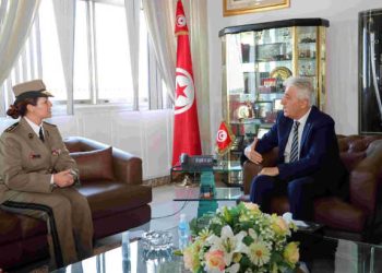 Tunisie :  Le ministre de la Défense nationale honore la major Ahlem Douzi, lauréat du prix « Trailblazer » 2024